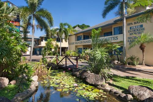 ein Hotel mit einem Teich vor einem Gebäude in der Unterkunft Cairns Southside International in Cairns