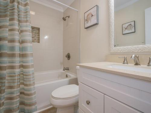 Bilik mandi di Direct Oceanfront Private Villa Overlooking Pool/Beach - South Forest Beach - Right next to Coligny Plaza