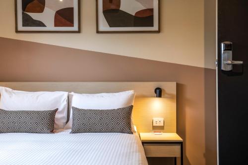 Habitación de hotel con 1 cama con 2 almohadas en Nightcap at Manhattan Hotel, en Ringwood