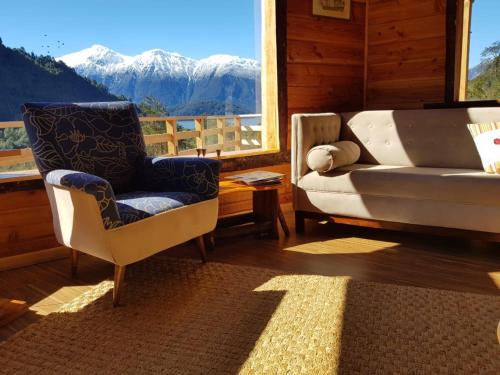 a room with a couch and a chair and a window at LA CABAÑA FISHING LODGE in Puerto Ramírez
