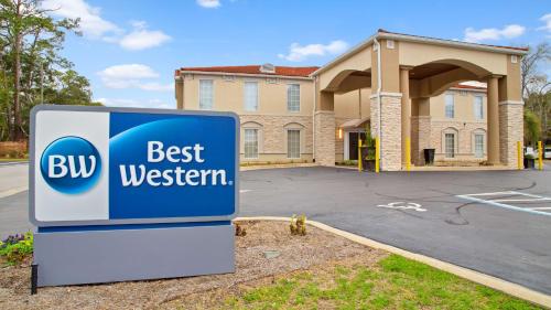 een gebouw met een bord dat het beste westerse leest bij Best Western Niceville - Eglin AFB Hotel in Niceville