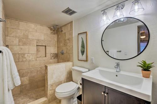 bagno con lavandino, servizi igienici e specchio di Modern Tempe Condo with Pool Access about 4 Mi to ASU a Tempe