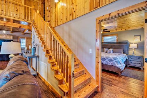 ein Wohnzimmer mit einer Treppe, die zu einem Schlafzimmer führt in der Unterkunft Modern Cabin with Grill Near Golf and Bass Fishing! in Frogue