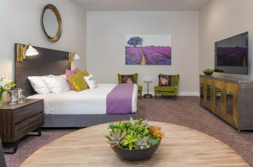 Ένα ή περισσότερα κρεβάτια σε δωμάτιο στο The Dundee - A Trace Hotel
