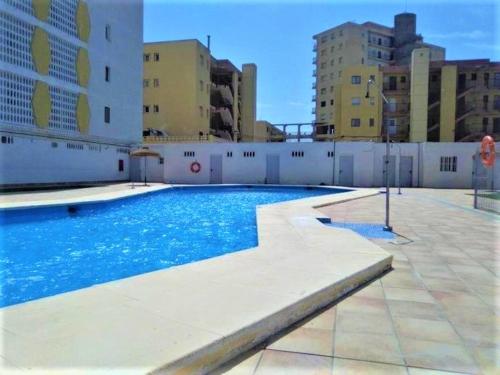 A piscina localizada em Apartamento Roquetas de Mar Urbanización, 2 dormitorios, Gran Terraza con vista al mar, wi-fi, parking y piscina ou nos arredores