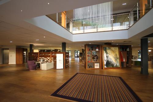 hol z dużym dywanem w budynku w obiekcie Holiday Inn Huntingdon Racecourse, an IHG Hotel w mieście Huntingdon