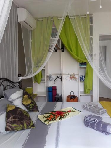 Postel nebo postele na pokoji v ubytování chambre et table d’hôte au Diamant