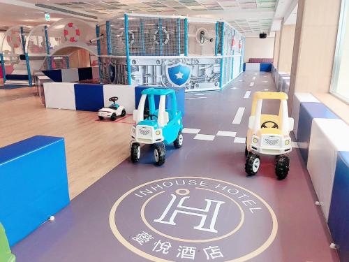 a room with two toy cars on the floor at Inhouse Hotel Yehliu in Wanli