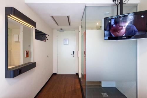 Телевизор и/или развлекательный центр в easyHotel Amsterdam City Centre South