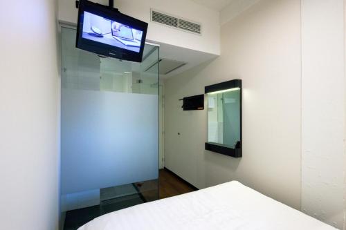 Телевизор и/или развлекательный центр в easyHotel Amsterdam City Centre South