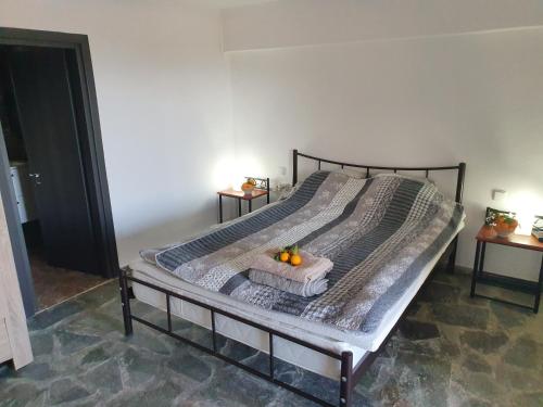 a bed with fruit on it in a room at Willa wakacyjna z basenem w Eretria in Eretria