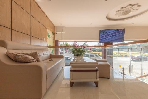 Una sala de estar con un sofá y un televisor. en Bamboo Hotel, en Vung Tau