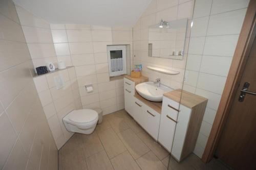 Koupelna v ubytování 5 Sterne Ferienhaus Von den Wilden Äckern