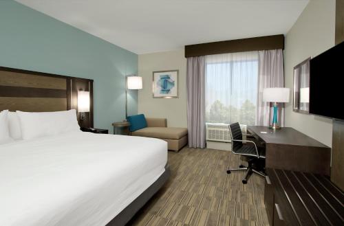 Tempat tidur dalam kamar di Holiday Inn Express & Suites - Lake Charles South Casino Area, an IHG Hotel