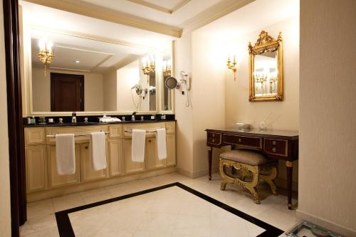 Bilik mandi di InterContinental Almaty by IHG
