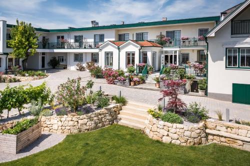 eine Außenansicht eines Hauses mit Garten in der Unterkunft Haus Kranixfeld-Fischl in Mörbisch am See