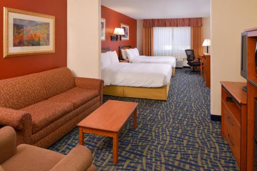 una camera d'albergo con due letti e un divano di Holiday Inn Express & Suites Alamosa by IHG ad Alamosa