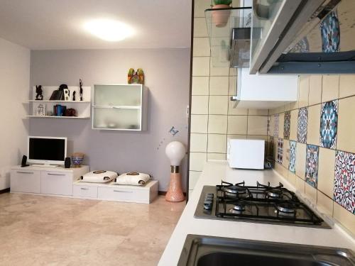 eine Küche mit einem Herd und einer Arbeitsplatte in der Unterkunft Casa sul mare Adriatico in Cavallino-Treporti