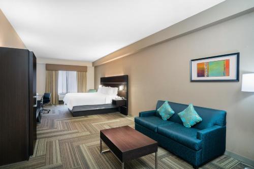 Zona d'estar a Holiday Inn Express Hotel & Suites Ashland, an IHG Hotel