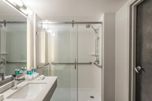 Ein Badezimmer in der Unterkunft Holiday Inn Express & Suites Augusta West - Ft Gordon Area, an IHG Hotel