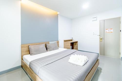 a bedroom with a large white bed in a room at BeWish Residence Bangphlat in Bangkok