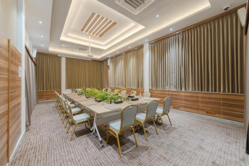a conference room with a long table and chairs at Samann Host in Hulhumale