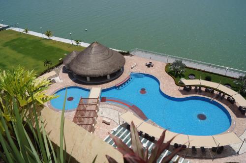 Holiday Inn Tuxpan - Convention Center, an IHG Hotel في توكسبان دي رودريغيز كانو: اطلالة علوية على مسبح بجانب الماء