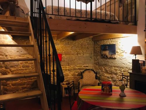 a room with a table and a bunk bed at Les Allées de Bellecour in Lyon