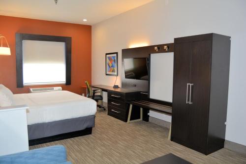 En tv och/eller ett underhållningssystem på Holiday Inn Express Hotel and Suites Abilene, an IHG Hotel