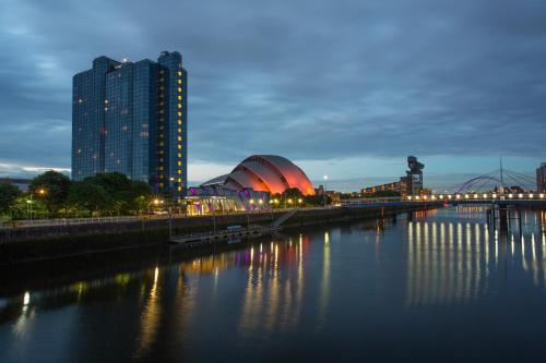 vista su una città con ponte e edifici di Crowne Plaza Glasgow, an IHG Hotel a Glasgow