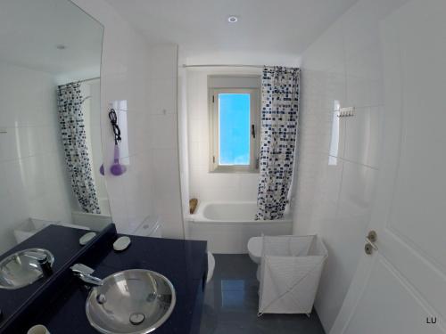 Vonios kambarys apgyvendinimo įstaigoje Apartamentos Mar Azul en La Manga