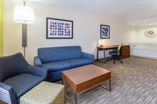 Χώρος καθιστικού στο Holiday Inn Express & Suites Cedar Falls - Waterloo by IHG