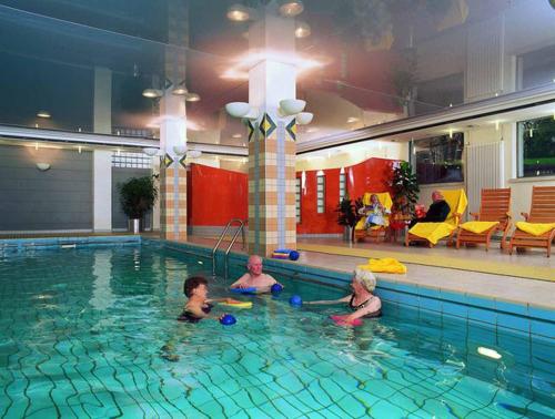 un grupo de niños jugando en una piscina en Residenz Am Malerwinkel, en Bad Sassendorf