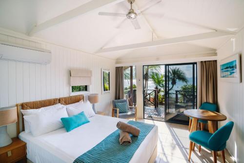 ein Schlafzimmer mit einem Bett mit einem Teddybär drauf in der Unterkunft Palm Bay Resort in Long Island