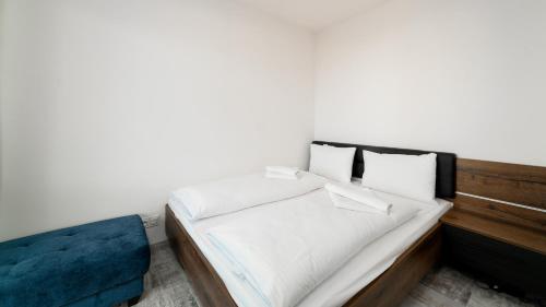 a bedroom with a bed and a blue mattress at Triventi Mountain Residence, Sun & Snow in Karpacz