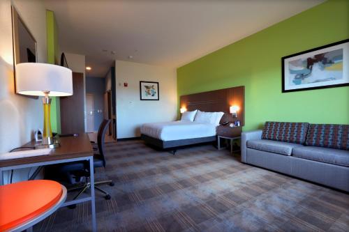 Holiday Inn Express & Suites - Dripping Springs - Austin Area, an IHG Hotel tesisinde bir odada yatak veya yataklar