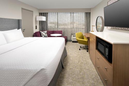 Кровать или кровати в номере Crowne Plaza San Antonio Airport by IHG