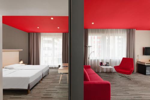 Un pat sau paturi într-o cameră la Park Inn By Radisson Budapest