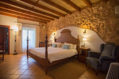 A bed or beds in a room at Hotel Rural Son Terrassa