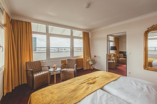 a hotel room with a large bed and a window at Nordhäuser Fürstenhof & TinySky-Resort in Nordhausen