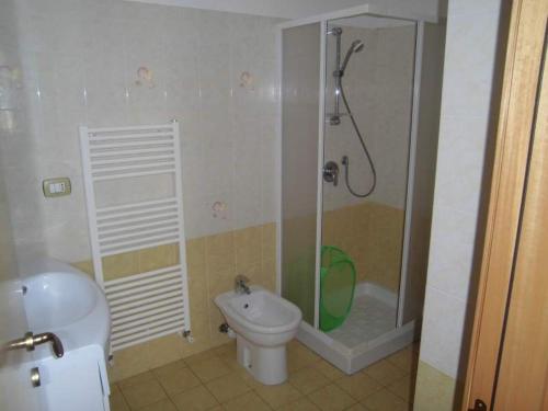 ein Bad mit einer Dusche, einem WC und einem Waschbecken in der Unterkunft La casa di Giò in Alba Adriatica
