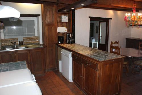 une cuisine avec des armoires en bois et un comptoir dans l'établissement Tremoyec, à Surzur