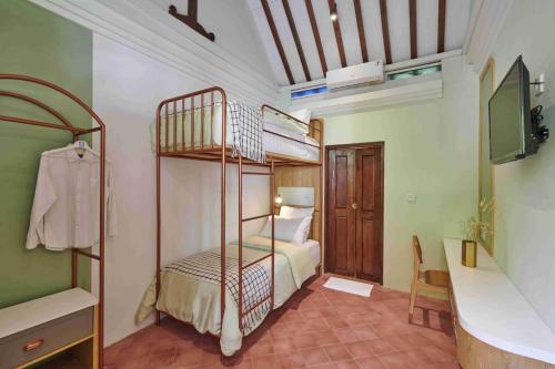 Двухъярусная кровать или двухъярусные кровати в номере Chendela Yogyakarta