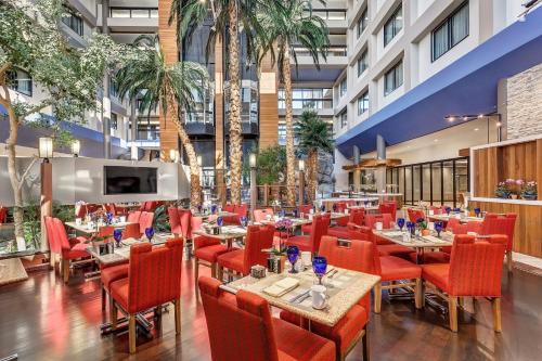 Εστιατόριο ή άλλο μέρος για φαγητό στο Crowne Plaza Hotel Foster City-San Mateo, an IHG Hotel