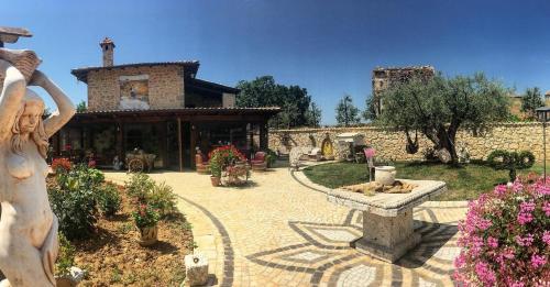 a statue of a woman and a fountain in front of a building at Agriturismo Le Faeta in Arpino