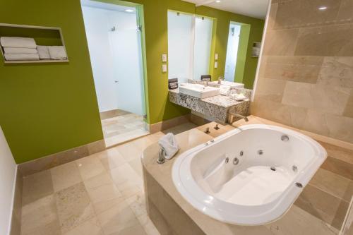 Koupelna v ubytování Holiday Inn Queretaro Zona Krystal, an IHG Hotel