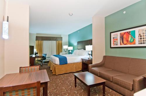 Postel nebo postele na pokoji v ubytování Holiday Inn Express & Suites San Antonio Frost Bank Center by IHG