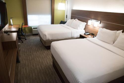 Voodi või voodid majutusasutuse Holiday Inn Express & Suites Alexandria, an IHG Hotel toas