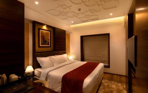 Postel nebo postele na pokoji v ubytování Hotel MBC Citadel Nashik