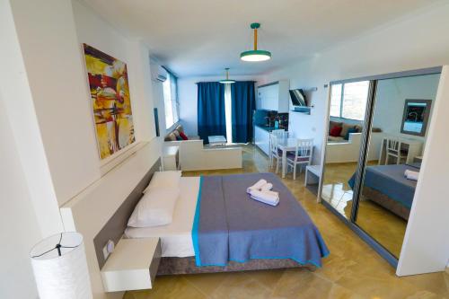 um quarto grande com uma cama e uma sala de estar em Vila Enxhi em Ksamil